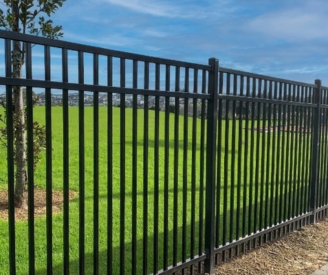 Sistema di recinzione in alluminio lucidato per giardino