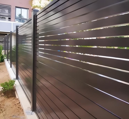 Recinzione per la privacy in giardino esterno con pannelli e disegno a lastra orizzontali in alluminio di grado 6063