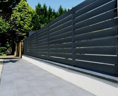 6063 T5 Grado 6063 Profili di tubi in alluminio con rivestimento in polvere personalizzati per recinzioni a piattaforma