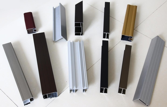 Profili in alluminio per finestre e porte della serie 6000 con finitura superficiale rivestita in polvere