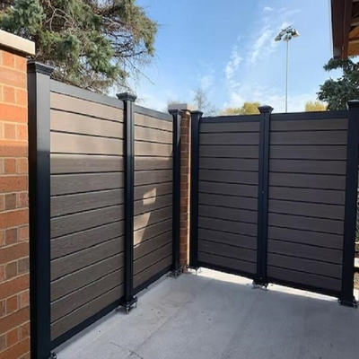 Fence a tubo verticale nero con servizio di taglio e rivestimento in polvere
