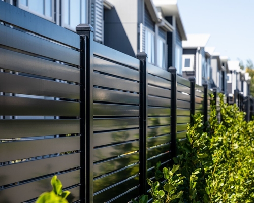 Fence a tubo verticale nero con servizio di taglio e rivestimento in polvere