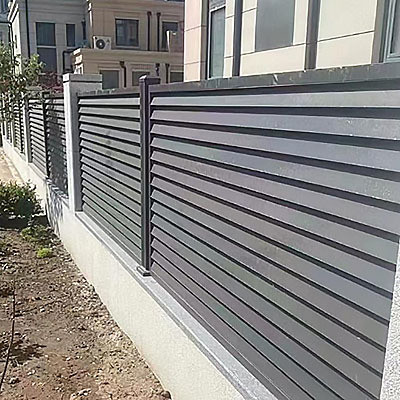 Recinzione di privacy in alluminio decorativo moderno con lastre orizzontali e pannelli di tessitura in legno