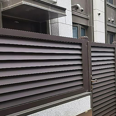 5.8-6.0M Lunghezza Cancelletto di recinzione in alluminio personalizzato con pannello decorativo e servizio di foratura