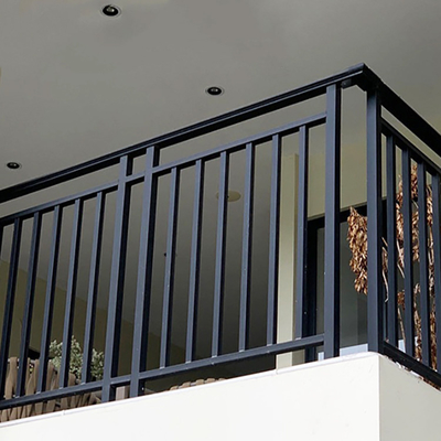 Portale di recinzione personalizzato a pannello decorativo con ringhiera in alluminio nero lunghezza T5 da 5,8 a 6,0 metri