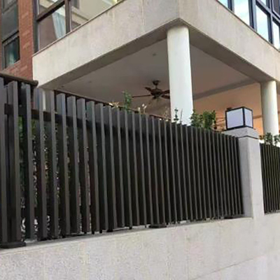 Portale di recinzione personalizzato a pannello decorativo con ringhiera in alluminio nero lunghezza T5 da 5,8 a 6,0 metri