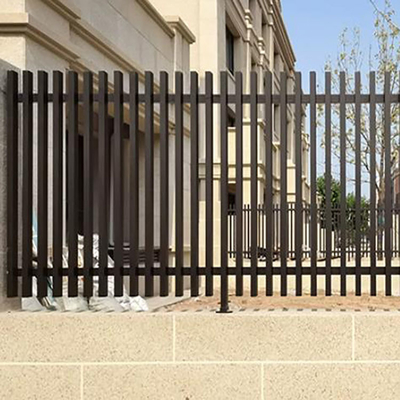 Portale di recinzione personalizzato a pannello decorativo con ringhiera in alluminio nero lunghezza T5 da 5,8 a 6,0 metri