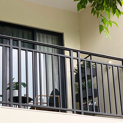 Portale di recinzione personalizzato a pannello decorativo con ringhiera in alluminio nero lunghezza T5 da 5,8 a 6,0 metri