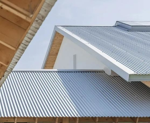 Piastrelle di tetto in alluminio a pannello ondulato personalizzate con isolamento termico e servizio di saldatura