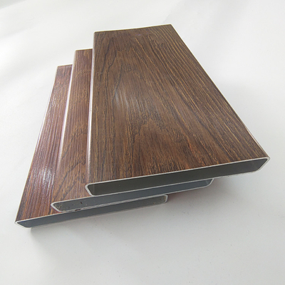 Profili di estrusione in alluminio per tubi quadrati a grano di legno personalizzati per materiali