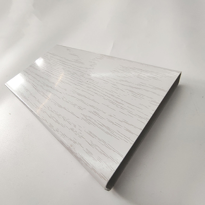 5.8-6.0M Lunghezza Profili di estrusione in alluminio a grano di legno 3D per finestre porte pergola pavimento