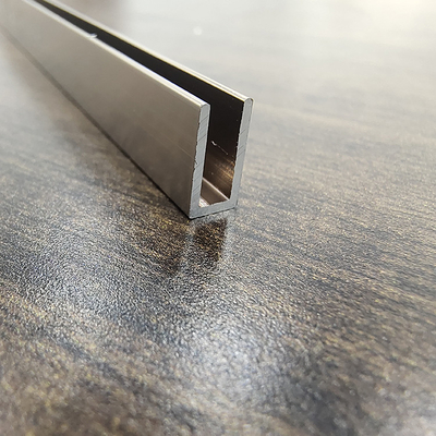 0Spessore di.30 mm Profilo di alluminio anodizzato personalizzato per ringhiera di vetro a forma di U