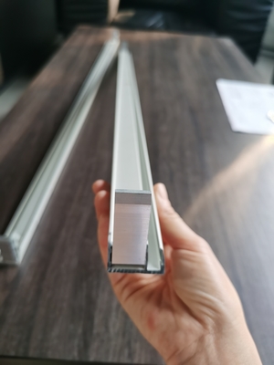 Cornice in alluminio per modulo del pannello solare soddisfa lo standard GB e il servizio di lavorazione di foratura
