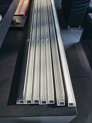 Cornice in alluminio per modulo del pannello solare soddisfa lo standard GB e il servizio di lavorazione di foratura