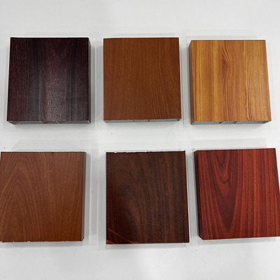 Varietà di profili di estrusione in alluminio a grano di legno per soluzioni di finestre personalizzate