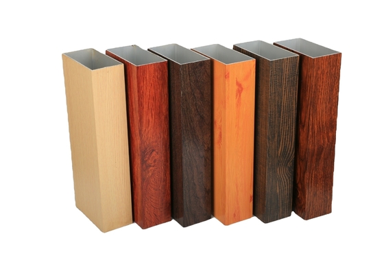 Varietà di profili di estrusione in alluminio a grano di legno per soluzioni di finestre personalizzate