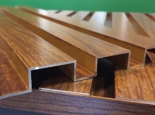 Artigli di alluminio con vernice a effetto legno combinazione perfetta di resistenza e stile