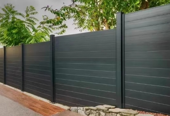Pannelli di recinzione in alluminio a colori personalizzati con palo di recinzione in metallo e profilo in alluminio