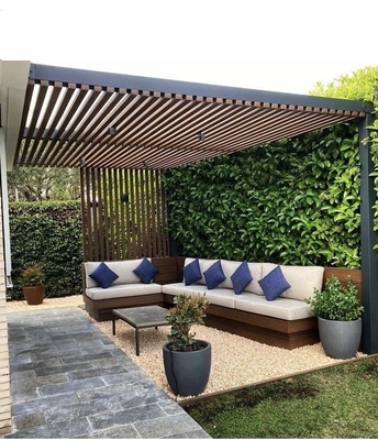 Pergola bioclimatica in alluminio con finitura del telaio anodizzante e padiglione esterno