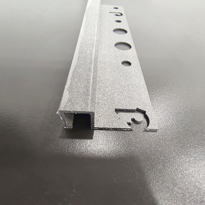 Scala di alluminio per la decorazione del pavimento 5.8-6.0M Lunghezza Perforazione di precisione di processo profondo