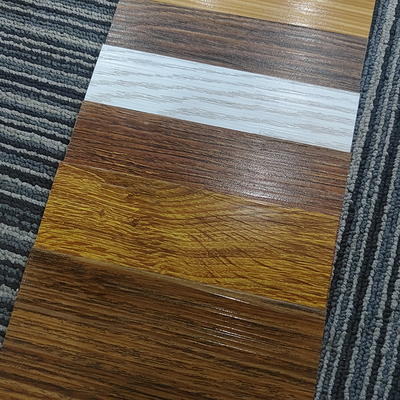 Porte e finestre personalizzate Profilo in alluminio per recinzione a grano di legno soddisfa lo standard GB