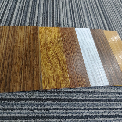 Porte e finestre personalizzate Profilo in alluminio per recinzione a grano di legno soddisfa lo standard GB