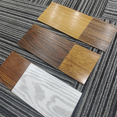 Porte e finestre personalizzate Profilo in alluminio per recinzione a grano di legno soddisfa lo standard GB