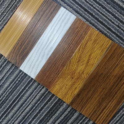 Porte e finestre personalizzate Profilo in alluminio per recinzione a grano di legno soddisfa lo standard GB