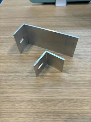 Brackets di montaggio di pannelli solari in alluminio a forma di L 80x40x40 mm per applicazioni all'aperto