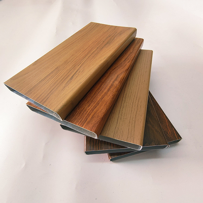 0.3 mm sopra spessore Profilo di estrusione in alluminio a grano di legno per finestre e porte