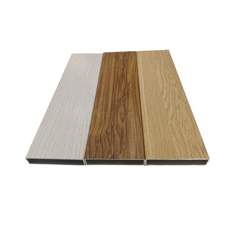0.3 mm sopra spessore Profilo di estrusione in alluminio a grano di legno per finestre e porte